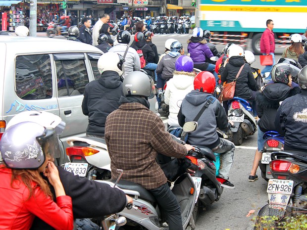 Veja diferentes regras para uso de moto pelo mundo e no Brasil