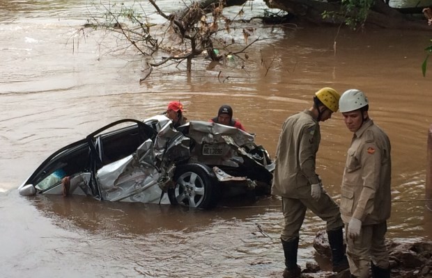 Carro cai em rio ao ser atingido por carreta e deixa 4 mortos na GO-020