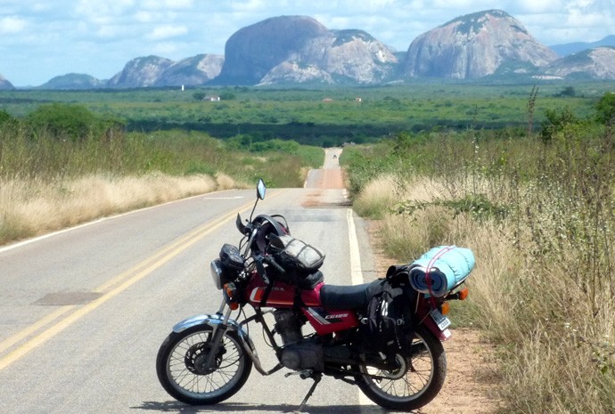 Dá para viajar em uma moto básica?