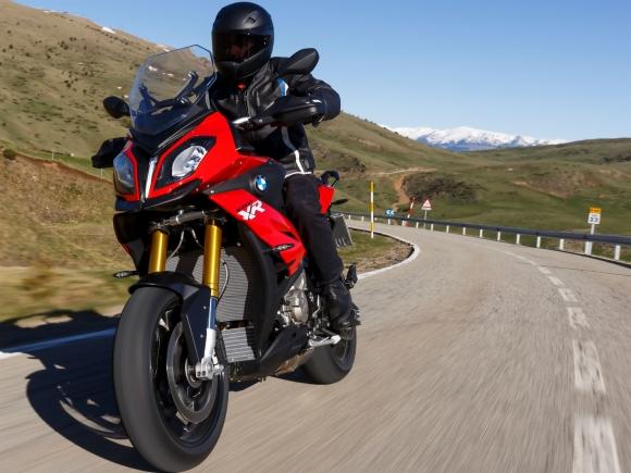 BMW S 1000 XR esbanja no apelo aventureiro