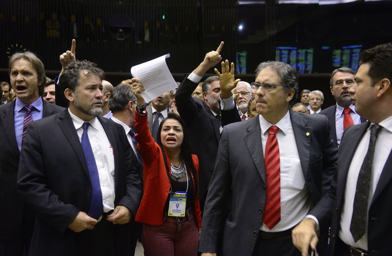 Câmara aprova doações de empresas a partidos e fim da reeleição