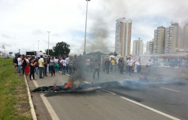 Goiânia: professores em greve colocam fogo em pneus e interditam a BR-153