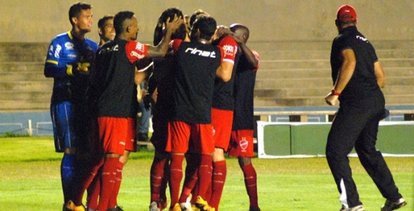 Vila despacha o Brasília e segue na Copa Verde