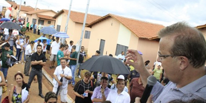 Prefeito Paulo Garcia entrega escrituras do Residencial Jardins do Cerrado III