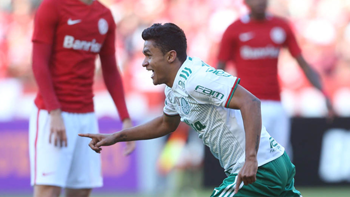 Com gol de Erik, Palmeiras vence Inter no Beira-Rio e segue na ponta do Brasileirão