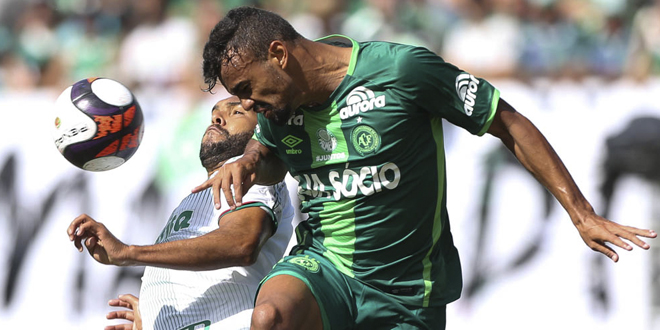 Em dia de homenagens às vítimas da tragédia aérea, Chape e Palmeiras empatam na Arena Condá