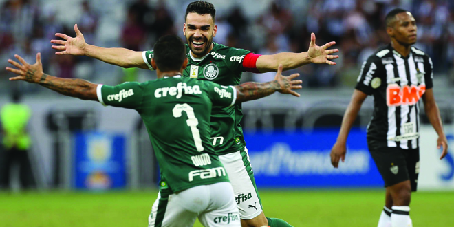 Palmeiras vence Atlético-MG, assume liderança do Brasileirão