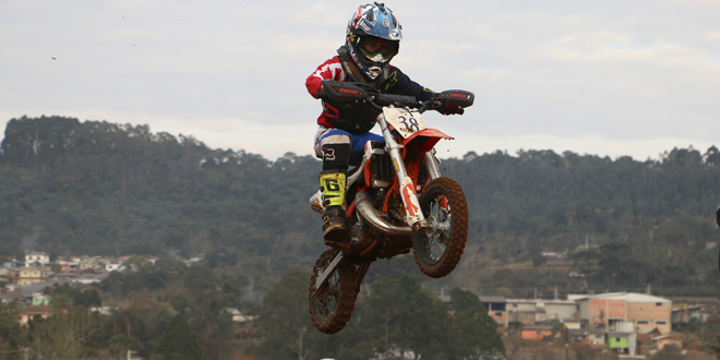 Jovem paranaense é apontado como promessa no motocross brasileiro