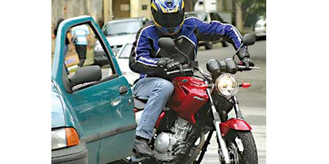 Motorista abre porta do carro e quase derruba motociclista