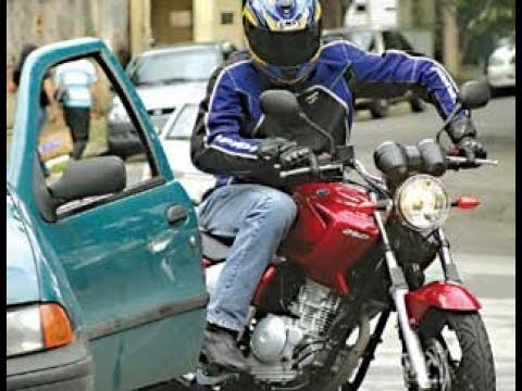 Motorista abre porta do carro e quase derruba motociclista